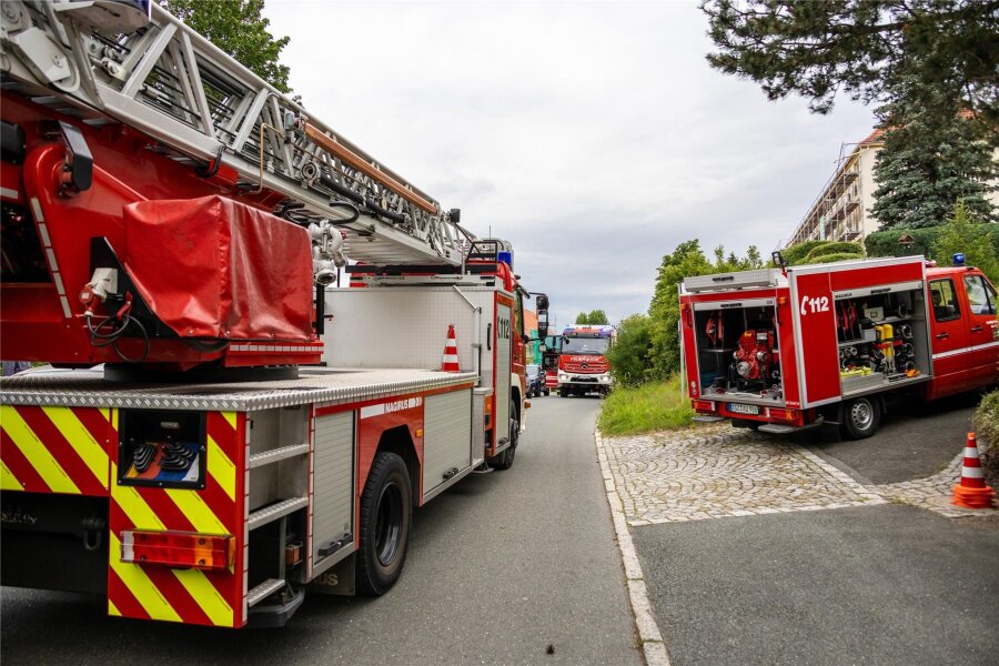 Feuerwehreinsatz in Aue: Küchenbrand in Mehrfamilienhaus - Die Feuerwehr wurde am Freitagabend in die Bergmannstraße in Aue zu einem Küchenbrand gerufen.