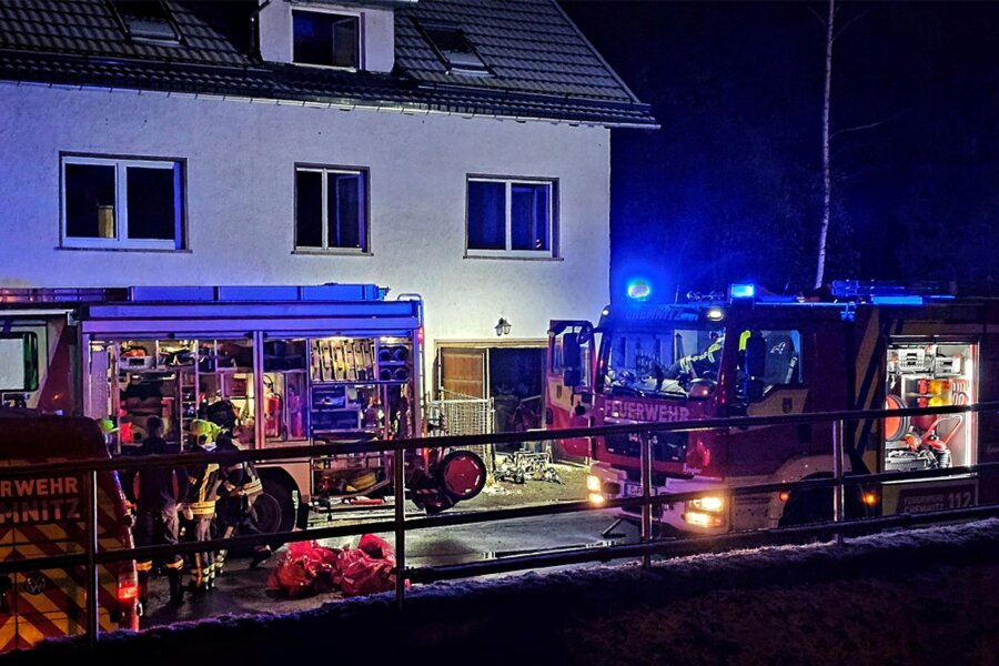 Feuerwehreinsatz in Chemnitz: Elektro-Rollstuhl brennt lichterloh - Gegen 18 Uhr ist am Mittwoch in einem Keller eines Wohnhauses an der Harthauer Straße ein Brand ausgebrochen.