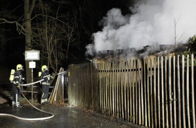 Feuerwehreinsatz in Chemnitz - Gartenlaube brennt - 