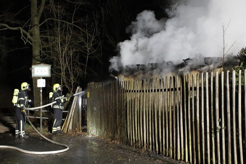 Feuerwehreinsatz in Chemnitz - Gartenlaube brennt - 