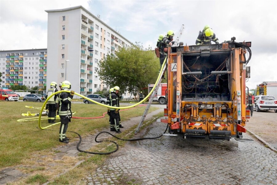 Feuerwehreinsatz in Chemnitz: Müllauto gerät in Brand - Feuerwehrleute löschten das Feuer, das im Inneren eines Müllautos ausgebrochen war.