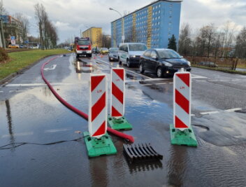 Feuerwehreinsatz in Chemnitz: Stollberger Straße teils unter Wasser - 