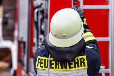 Feuerwehreinsatz in Crimmitschau: Mit Feuerwerkskörpern beladenes Auto brennt aus - Zwölf Feuerwehrleute haben den Fahrzeugbrand in Crimmitschau gelöscht.
