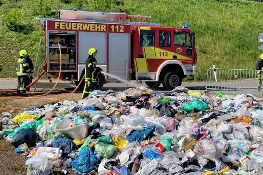 Feuerwehreinsatz in der Arena E in Mülsen: Helfer löschen brennenden Müllberg - Die Feuerwehrleute haben den brennenden Müll gelöscht. 