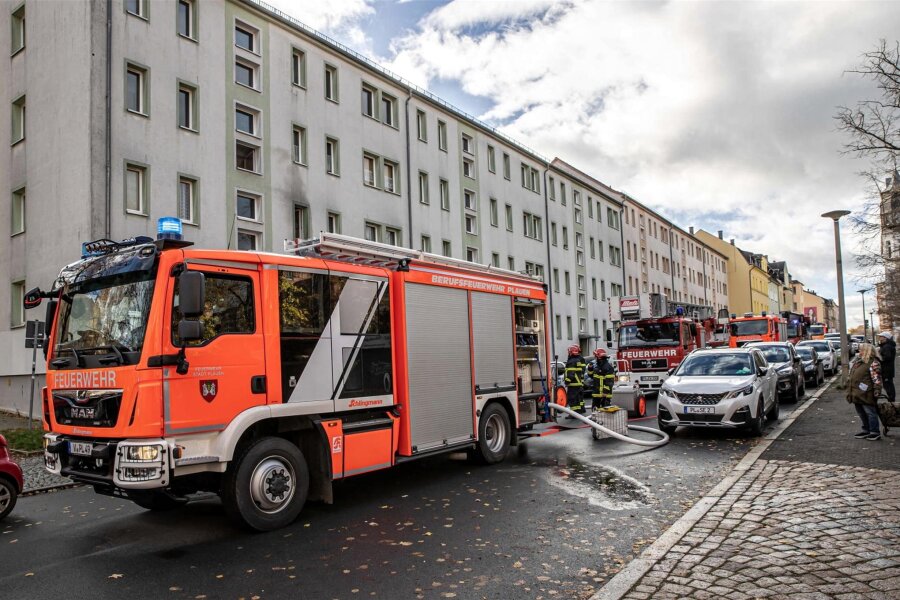 Feuerwehreinsatz in der Morgenbergstraße in Plauen - Mehrere Feuerwehr- und ein Notarztwagen sorgten am Montagvormittag für Aufsehen an der Morgenbergstraße.
