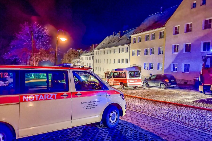 Feuerwehreinsatz in Johanngeorgenstadt: Brände in Wohnung und Gartenlaube - Nächtlicher Einsatz von Feuerwehren und Rettungskräften in Johanngeorgenstadt.