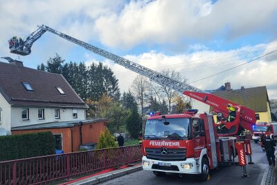 Feuerwehreinsatz in Krumhermersdorf: Zweiter Schornsteinbrand in diesem Jahr - Die Zschopauer Drehleiter am Samstag in Krumhermersdorf im Einsatz.