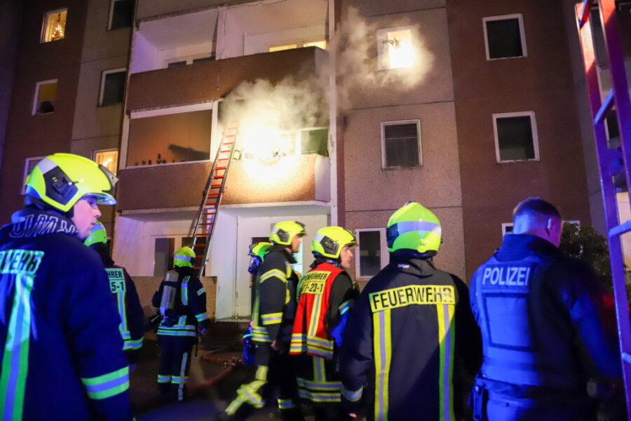 Feuerwehreinsatz in Lößnitz: Feuerwerk löst Brand auf Balkon aus - 