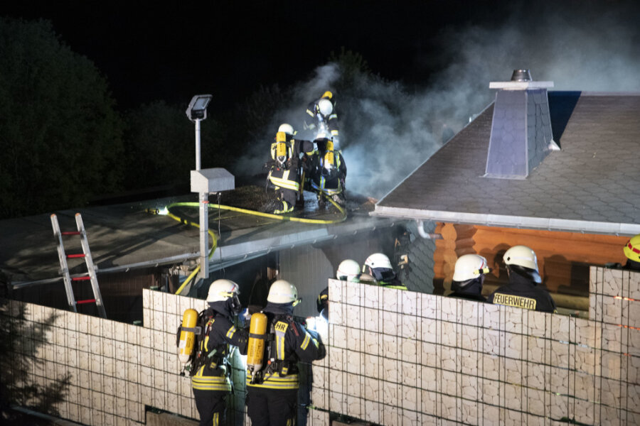 Feuerwehreinsatz in Marienberg: Großbrand im Kühlhaus mit anliegender Hundepension - 