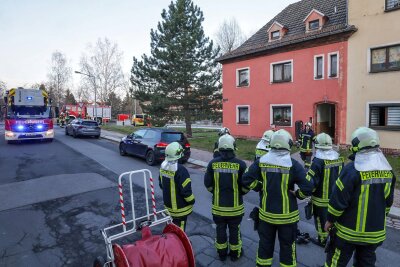 Feuerwehreinsatz in Meerane: Ein Hausbewohner muss ins Krankenhaus - Zu einem Einsatz wurde die Feuerwehr Meerane am Samstagmorgen in die Philippstraße gerufen.