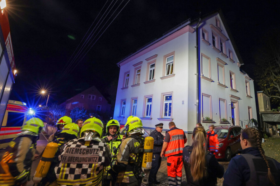 Feuerwehreinsatz in Oberlungwitz: Verpuffung im Kamin - Vor Ort stellte sich heraus, dass es nicht brannte, sodass ein Teil der anrückenden Kräfte die Anfahrt abbrechen konnte.