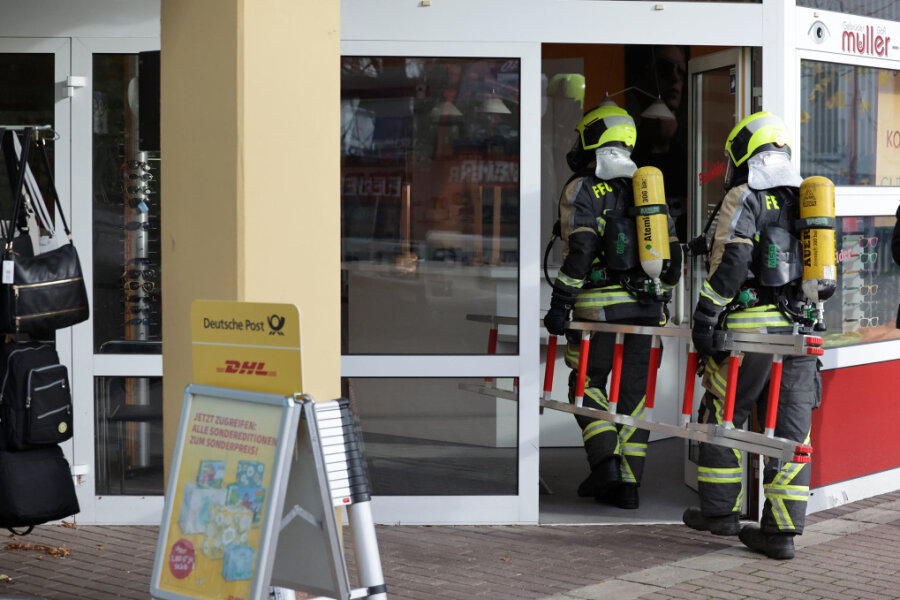 Feuerwehreinsatz in Oberlungwitzer Zeitungsgeschäft: Deckenlüfter defekt, 40.000 Euro Schaden - Laut Polizei kam der Rauch von einem defekten Deckenlüfter in einem Bad des Mehrfamilienhauses.