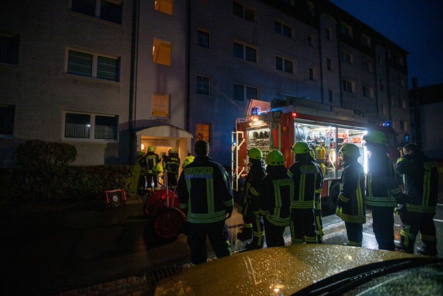 Feuerwehreinsatz in Syrau: Gelbe Säcke vor Mehrfamilienhaus angezündet