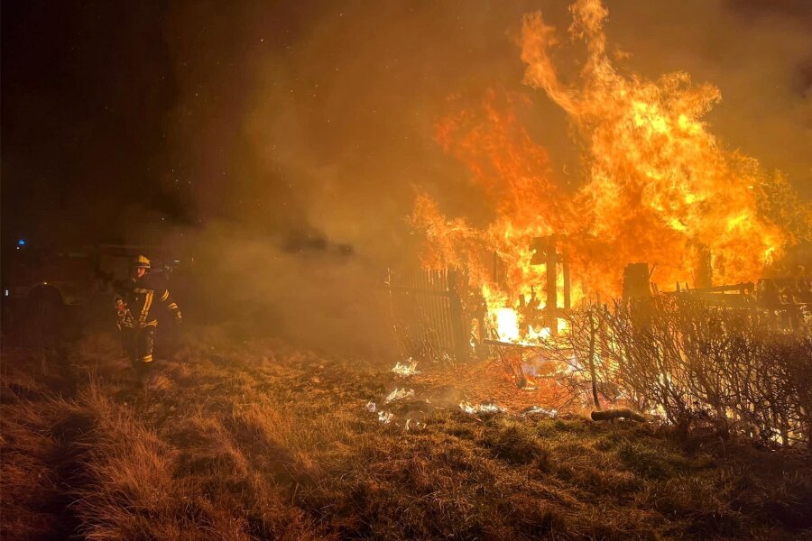 Feuerwehreinsatz in Werdau: 50 Kräfte kämpfen gegen hohe Flammen und klirrende Kälte - Die Laube hat beim Eintreffen der Helfer komplett gebrannt.