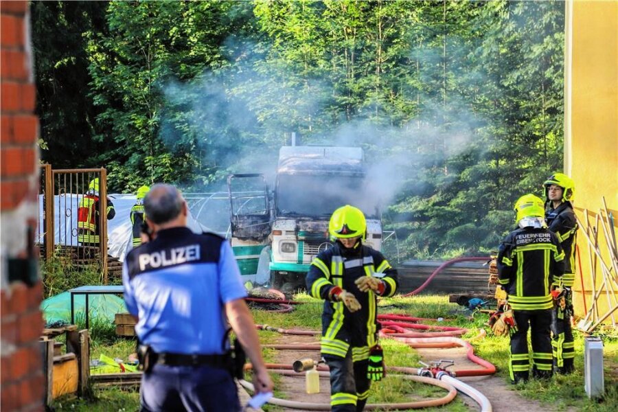 Feuerwehreinsatz in Wolfsgrün: Wohnmobil brennt aus - Ein Wohnmobil ist am Donnerstagmorgen in Wolfsgrün ausgebrannt.