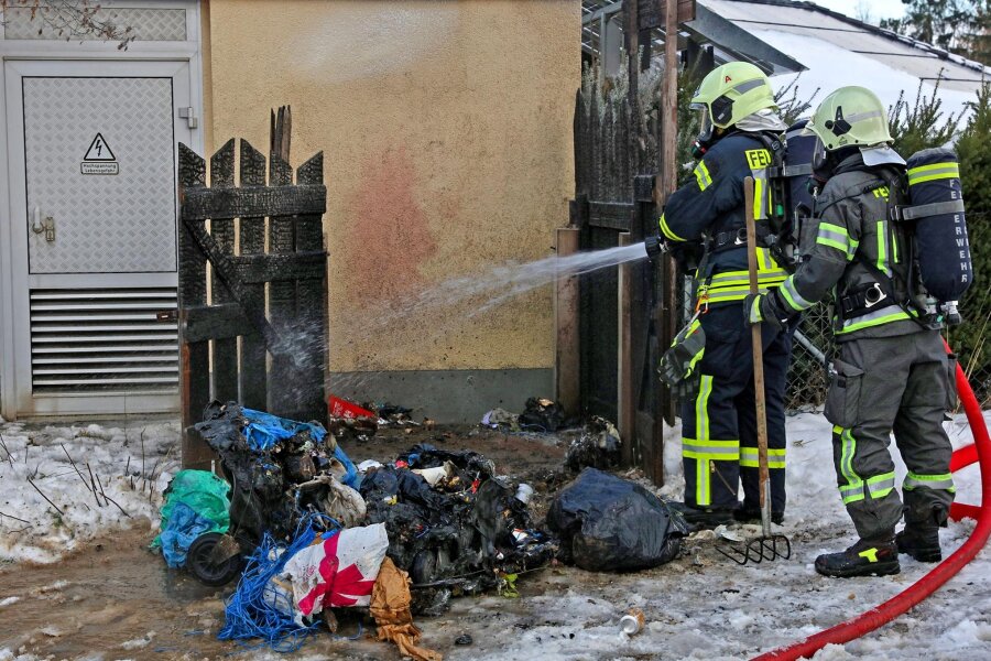 Feuerwehreinsatz in Zwickau: Müllcontainer auf dem Windberg abgebrannt - Am Dienstag löschte die Zwickauer Feuerwehr einen brennenden Müllcontainer an der Paul-Lorenz-Straße.