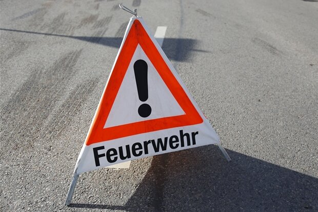 Feuerwehreinsatz: Leblose Person aus Wehrteich geborgen - 