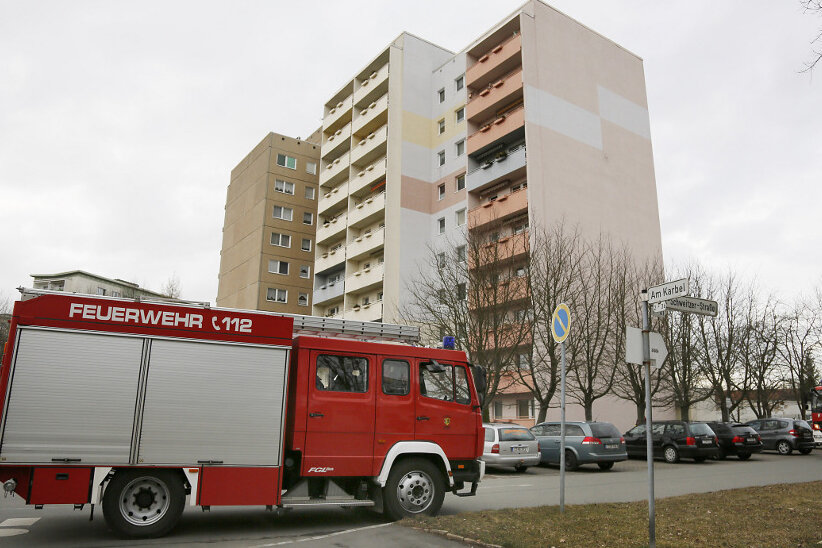 Feuerwehreinsatz - Mann drohte von Hochhaus zu springen - 