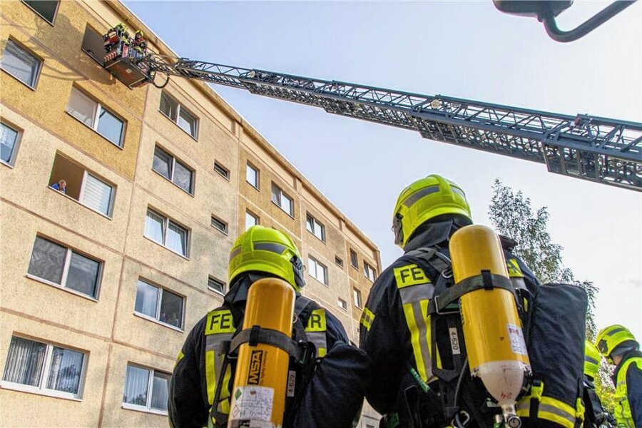 Feuerwehreinsatz mit Drehleiter in Zwönitz sorgt für Aufsehen - Ein Trupp unter schwerem Atemschutz diente als Absicherung, während die Kameraden oben auf der Drehleiter in die Wohnungdrangen.