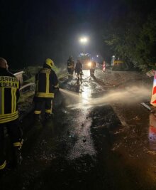 Die Freiwillige Feuerwehr Oederan war am Freitag zwischen 20.20 und 23.30 Uhr mit 14 Kräften und drei Fahrzeugen ausgerückt, um Straßen wieder befahrbar zu machen und Betroffene mit Sandsäcken auszustatten.