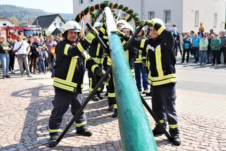 Feuerwehren als Festveranstalter - Um das Aufstellen des neuen Maibaums in Falkenau kümmerte sich die Freiwillige Feuerwehr des Ortes. 