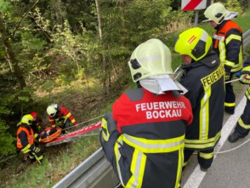 Feuerwehren aus Bockau und Albernau eilen zur Einsatzübung - Feuerwehreinsatz in Bockau