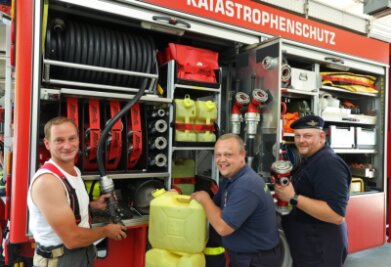 Feuerwehren aus dem Landkreis Zwickau mit fliegendem Wechsel - Bei Katastropheneinsätzen wie jetzt in der Sächsischen Schweiz arbeiten verschiedene Ortsfeuerwehren zusammen. Hier die Zugführer Nils Rudelt (Ortsfeuerwehr Hüttengrund), Nico Wolf (Lichtenstein) und Maik Keller (Crimmitschau). 