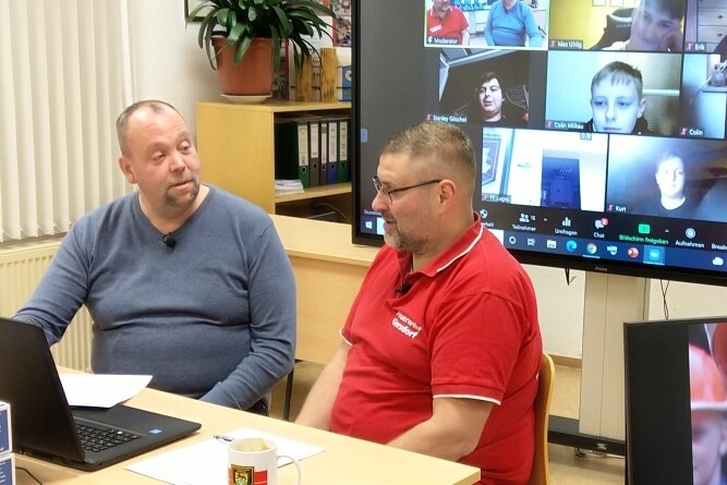 Durch die Pandemie hat sich bei der Onlineausbildung eine Kooperation der Jugendfeuerwehrwarte entwickelt. Im Foto der Lugauer Frank Thümmel (links) und der Gersdorfer René Uhlig. 