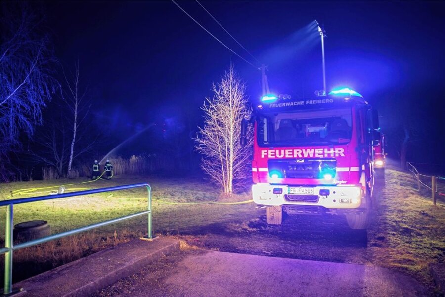 Feuerwehren haben in der Silvesternacht viel zu tun - Gegen 0.15 Uhr wurden die Feuerwehren Zug und Freiberg an den Bieberteich in Zug alamiert. 