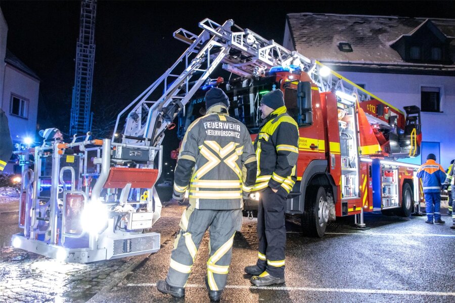 Feuerwehren im Erzgebirge rüsten auf: Was eine Drehleiter und ein Löschgruppenfahrzeug in Lugau leisten sollen - Die neue Drehleiter, hier vor dem Gerätehaus der Feuerwehr Lugau, ermöglicht Rettungseinsätze bis in eine Höhe von 23 Metern.