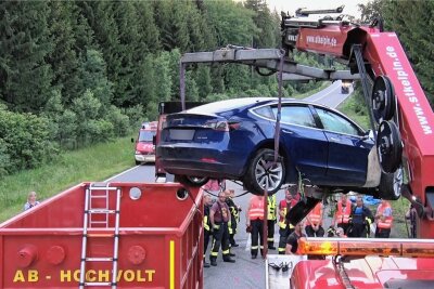 Feuerwehren im Erzgebirge: Wie sie sich auf Einsätze mit Elektroautos einstellen - Der in den Unfall verwickelte Tesla musste zur Quarantäne in einen Spezialcontainer. 