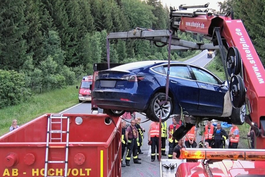 Feuerwehren im Erzgebirge: Wie sie sich auf Einsätze mit Elektroautos einstellen - Der in den Unfall verwickelte Tesla musste zur Quarantäne in einen Spezialcontainer. 