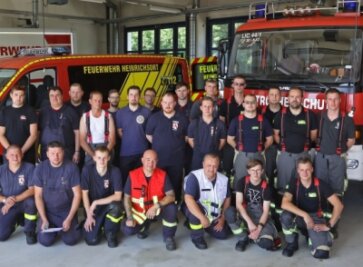 Feuerwehren im Landkreis  mit fliegendem Wechsel - Zum aktuellen Löschzug gehören 23 Feuerwehrmänner aus Hohenstein-Ernstthal, Lichtenstein, Crimmitschau und Glauchau.