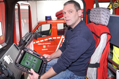 Feuerwehren im Vogtlandkreis erhalten neue Tablets - Der Reinsdorfer Gemeindewehrleiter Tom Geßner 2021 mit einem der Einsatztablets.