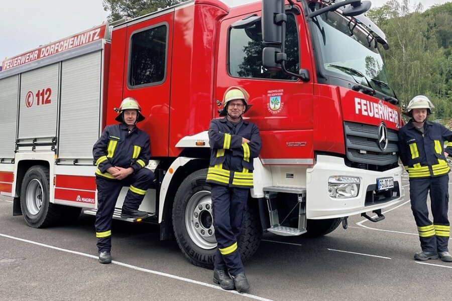 Das neue Fahrzeug für die Feuerwehr in Dorfchemnitz wird am 1. Oktober offiziell übergeben. Im Foto: Rico Haselbacher, Mario Schlesinger und Christian Werner (von links). 