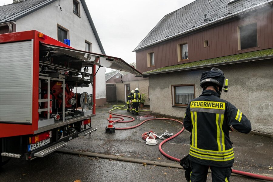 Feuerwehren löschen Kellerbrand in Pfaffroda - Kurz nach 11 Uhr wurden die Feuerwehren nach Pfaffroda alarmiert.