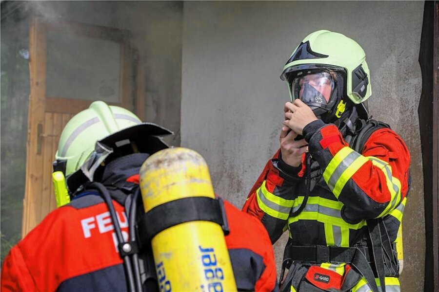 Feuerwehren proben in Bockau den Ernstfall - Bei der Übung in Bockau wurde ein Laubenbrand simuliert.