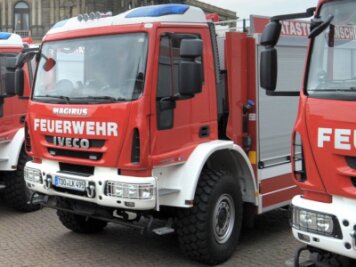 Feuerwehren rücken wegen Rauch in Erdmannsdorfer Mehrfamilienhaus aus - 