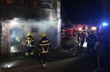 Feuerwehren rücken gleich zweimal aus - In Wittgendorf musste die Feuerwehr eine brennende Aschentonne löschen. 