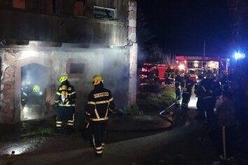 Feuerwehren rücken gleich zweimal aus - In Wittgendorf musste die Feuerwehr eine brennende Aschentonne löschen. 