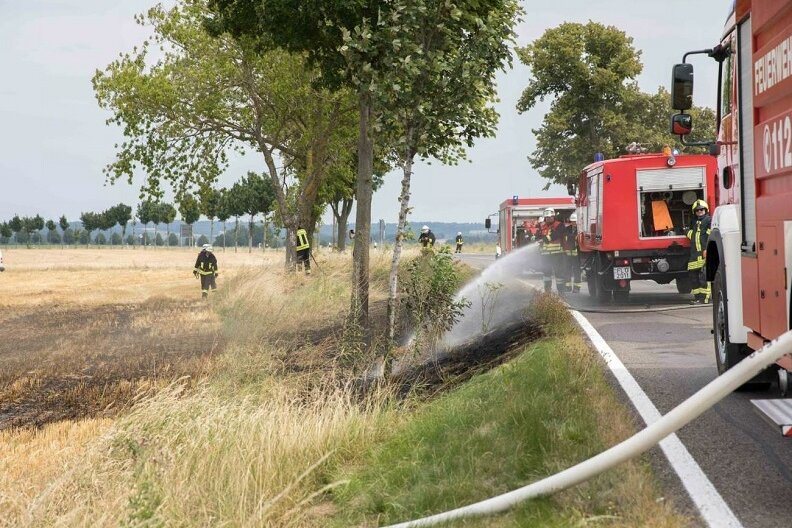 Feuerwehren rücken zu Feldbrand an der B 173 aus - Zu einem Feldbrand an der Bundesstraße 173 zwischen Memmendorf und dem Abzweig Kirchbach sind Sonntag mehrere Feuerwehren ausgerückt.