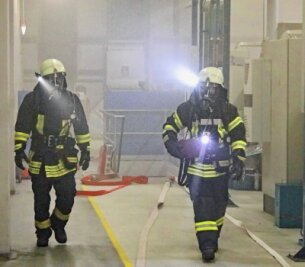 Feuerwehren trainieren Brandbekämpfung in Industriegebäude - 
