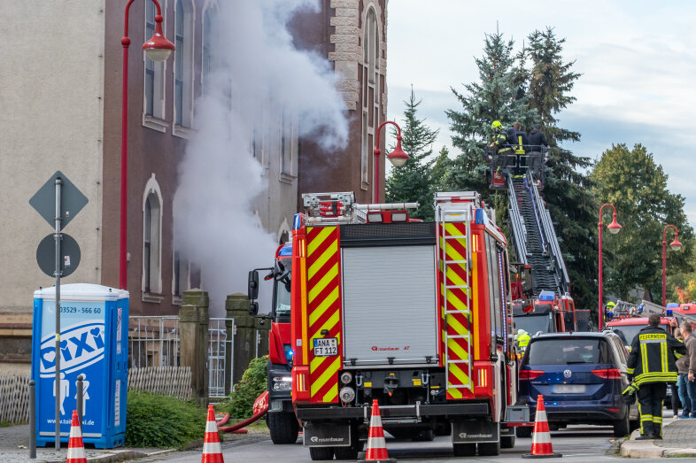 Feuerwehren üben Einsatz in Ehrenfriedersdorf - 