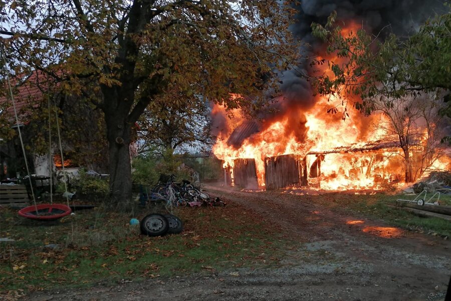 Feuerwehren verhindern Katastrophe in Elsterberg - Dieses Bild bot sich den Einsatzkräften beim Eintreffen - links ist das Wohnhaus erkennbar.