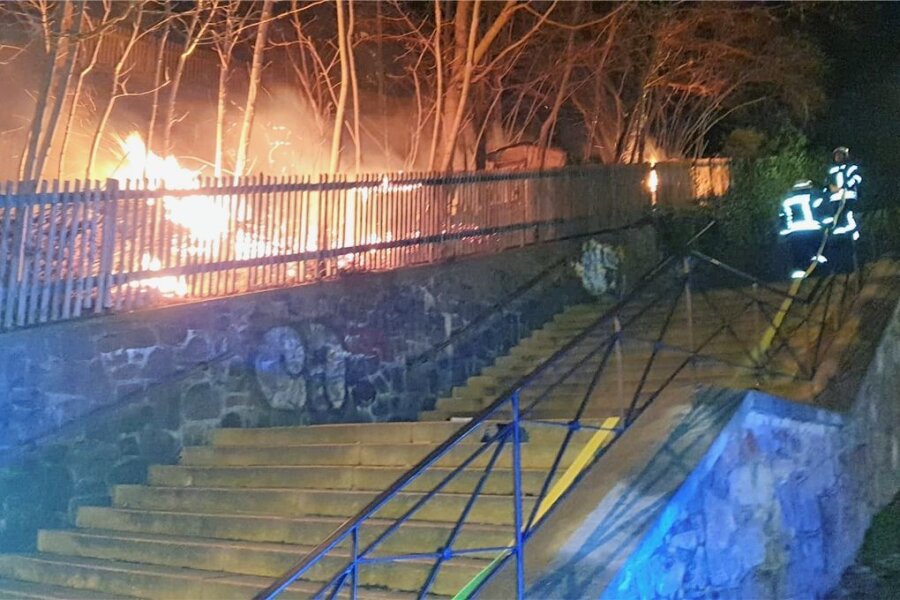 Feuerwehren von Penig und Rochlitz haben reichlich zu tun - Am Schützenhausweg in Penig, neben der Treppe zum Gymnasium brannte es in den ersten Stunden des neuen Jahres. 