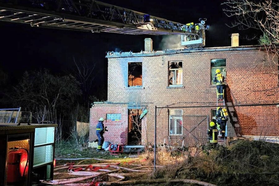 Feuerwehren werden in der Nacht gleich zweimal nach Leubnitz gerufen - Ein leerstehendes Gebäude brannte in der Nacht zu Samstag. Mehrere Feuerwehren wurden gerufen, um die Flammen zu löschen.