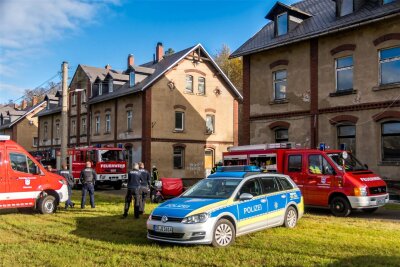 Feuerwehren werden zu Wohnungsbrand in Olbernhau-Grünthal alarmiert - Starker Rauch aus einem Haus in der Straße An der Natzschung hat die Einsatzkräfte auf den Plan gerufen.