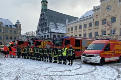 Feuerwehrfahrzeuge auf dem Zwickauer Hauptmarkt werfen Fragen auf - Die Feuerwehrleute parkten ihre Fahrzeuge direkt vor dem Rathaus.