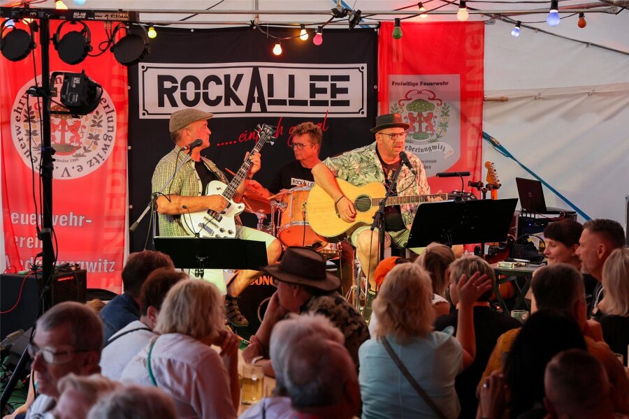 Feuerwehrfest in Niederlungwitz: So lief die Party zum runden Geburtstag - Am Abend des Familienfestes zum Feuerwehrjubiläum heizte die Coverband „Rockallee“ ein.