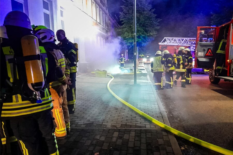 Feuerwehrgroßeinsatz in Geithain: Sechs Personen gerettet, Haus unbewohnbar - In einem Keller an der Geithainer Bahnhofstraße war am Mittwochmorgen ein Brand ausgebrochen.